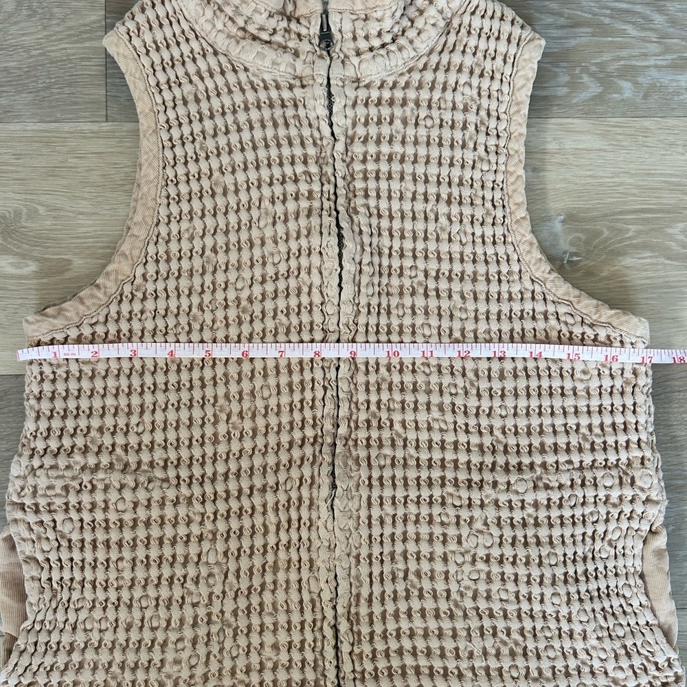 Textured Beige Zip-Up Vest - Picture 6 of 8